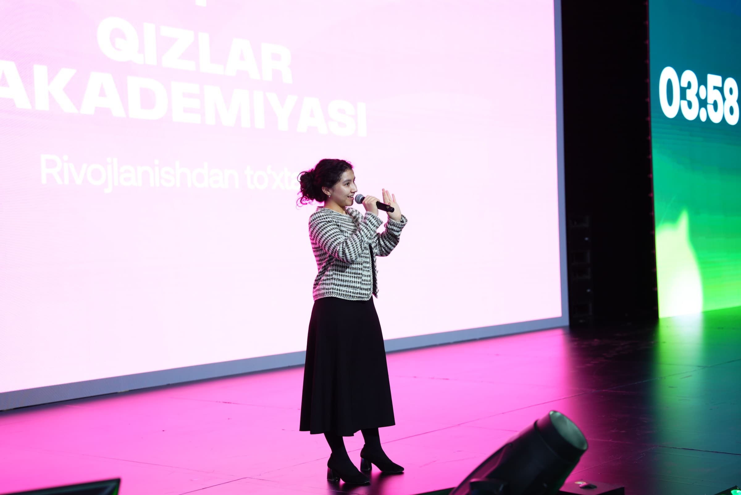 Qizlar akademiyasi taqdimoti, ma’ruzachi sahnada