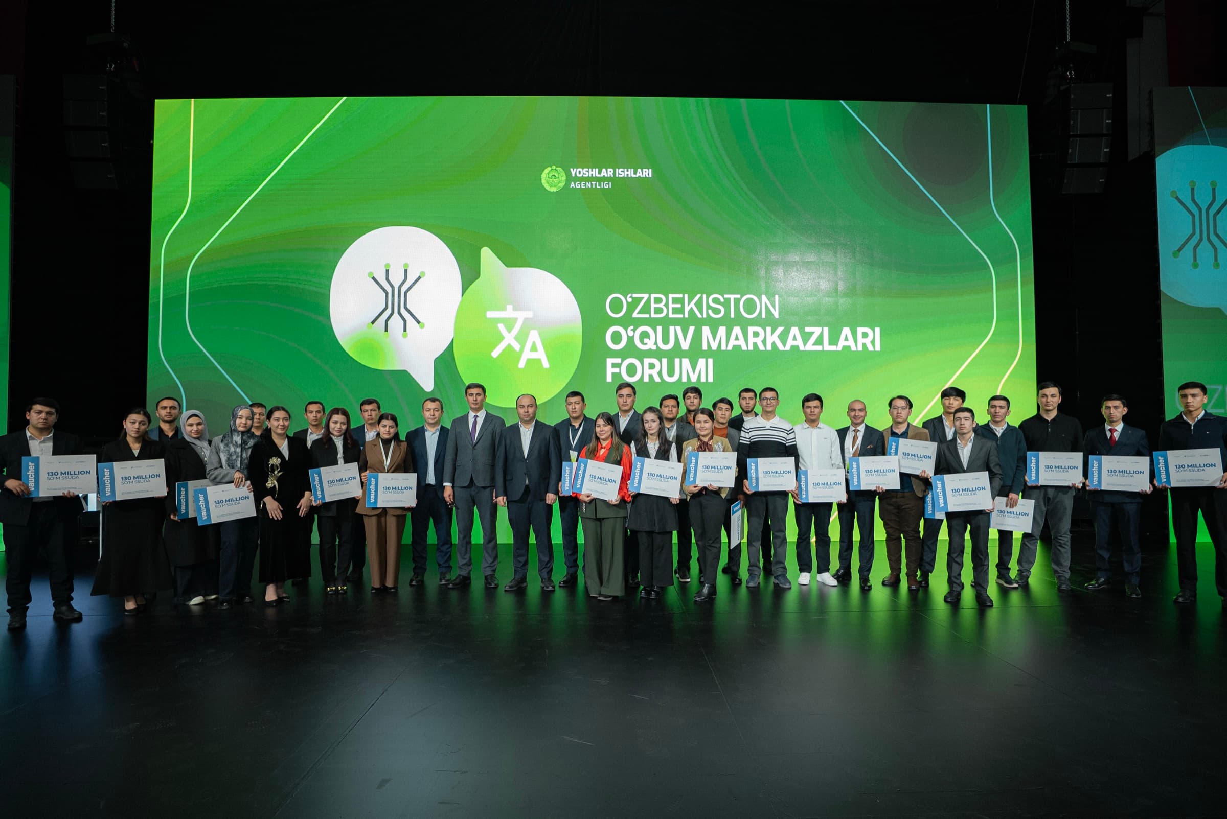 Oldingi mavsum: forum ishtirokchilari Yoshlar ijod saroyi sahnasida, orqada forum logosi