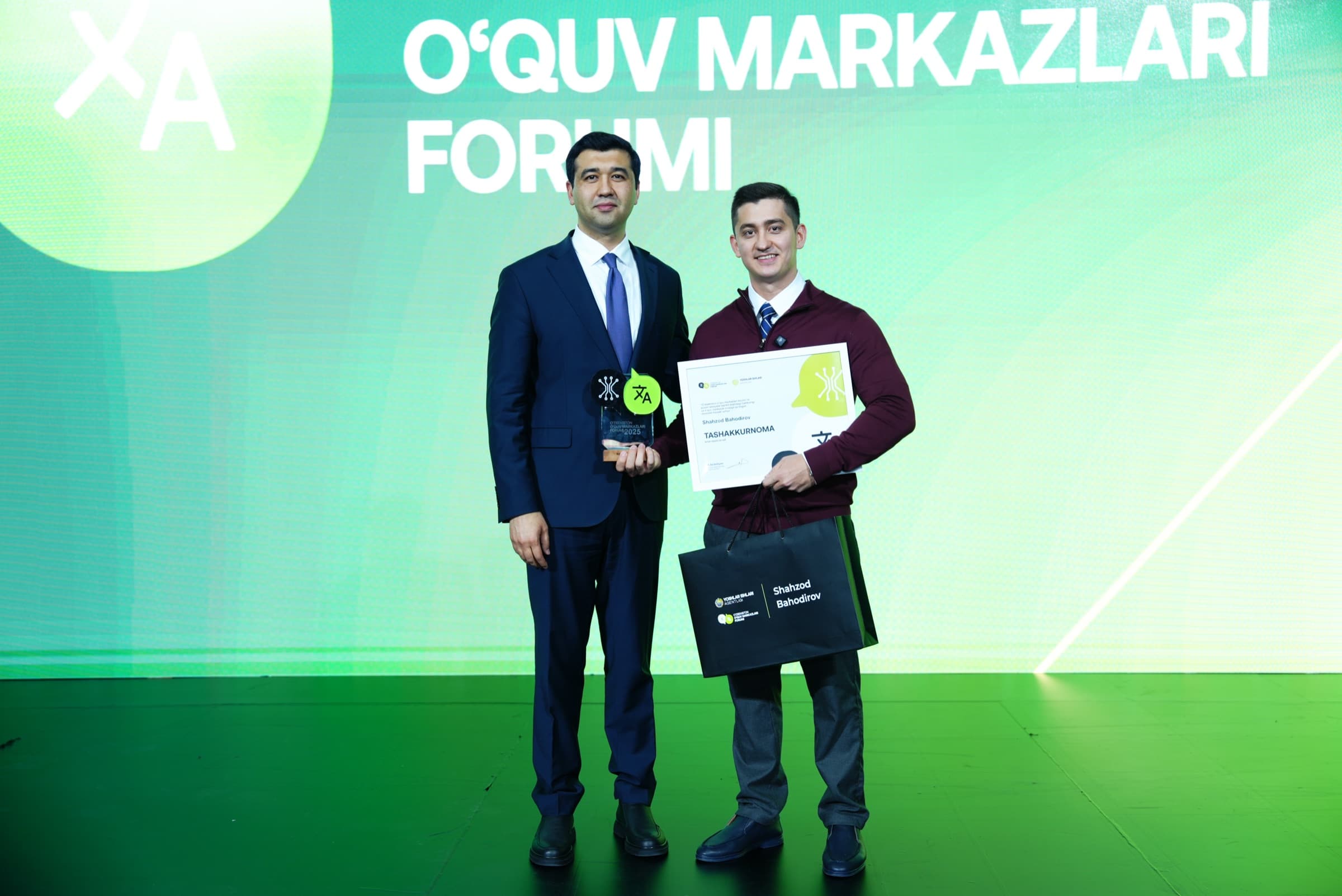 Sahnada taqdirlash lahzasi